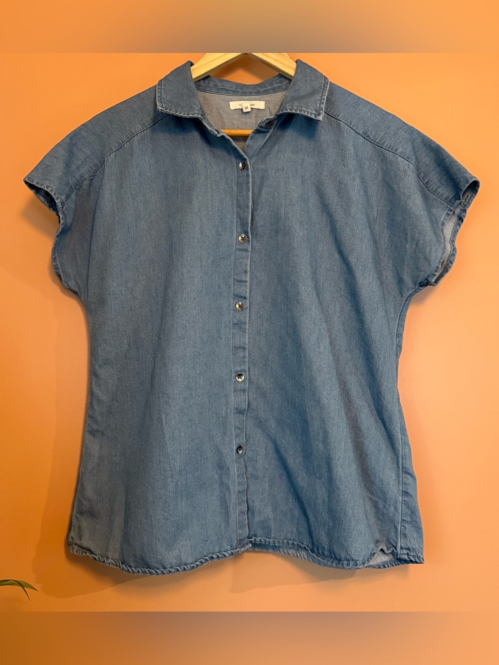 Maurices Womens M Blue Chambray Button Front Short Sleeve Collared Blouse